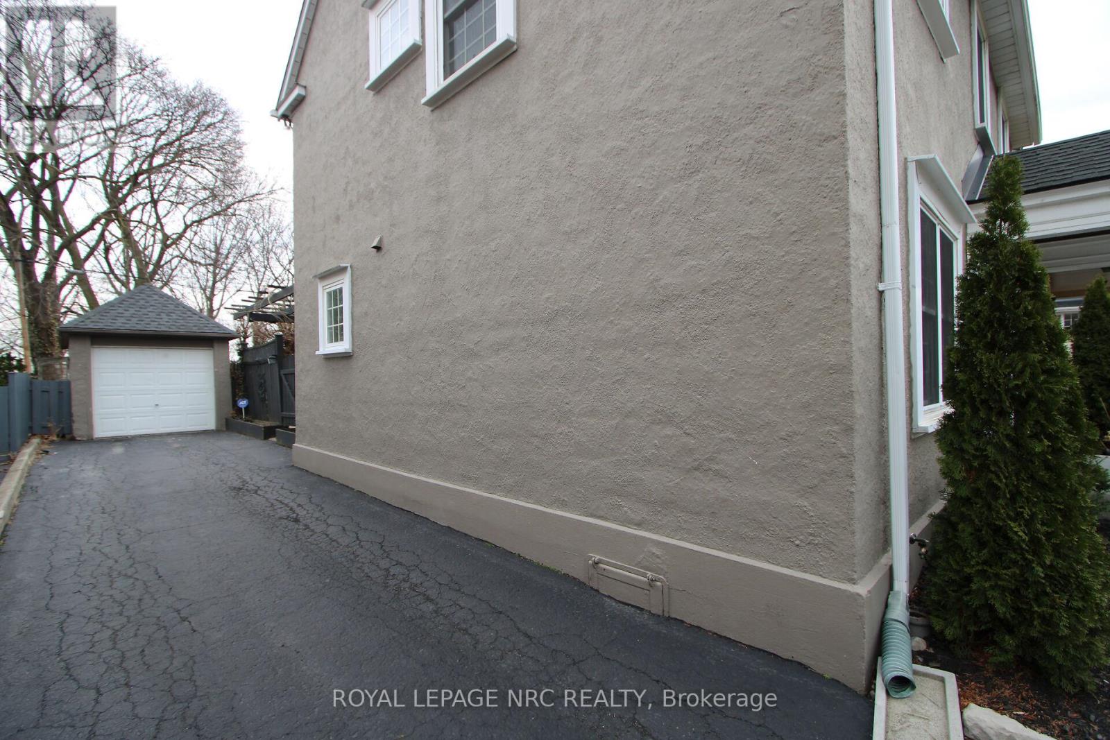 15 South Drive S, St. Catharines, Ontario  L2R 4T9 - Photo 2 - X12934542