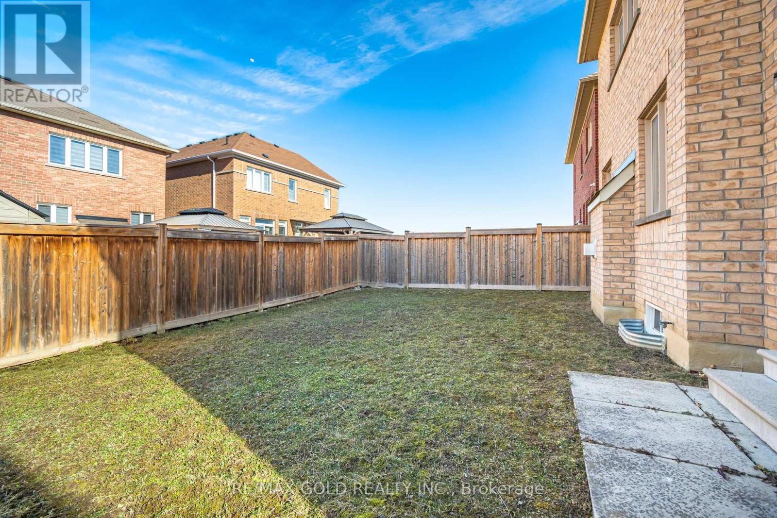 27 Drummondville Drive, Brampton, Ontario  L6P 3S5 - Photo 24 - W12928884