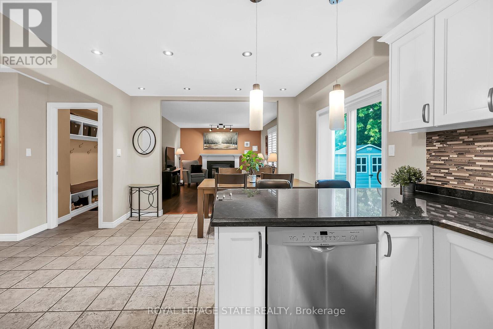 2371 Pathfinder Drive, Burlington, Ontario  L7L 6N8 - Photo 12 - W12934532