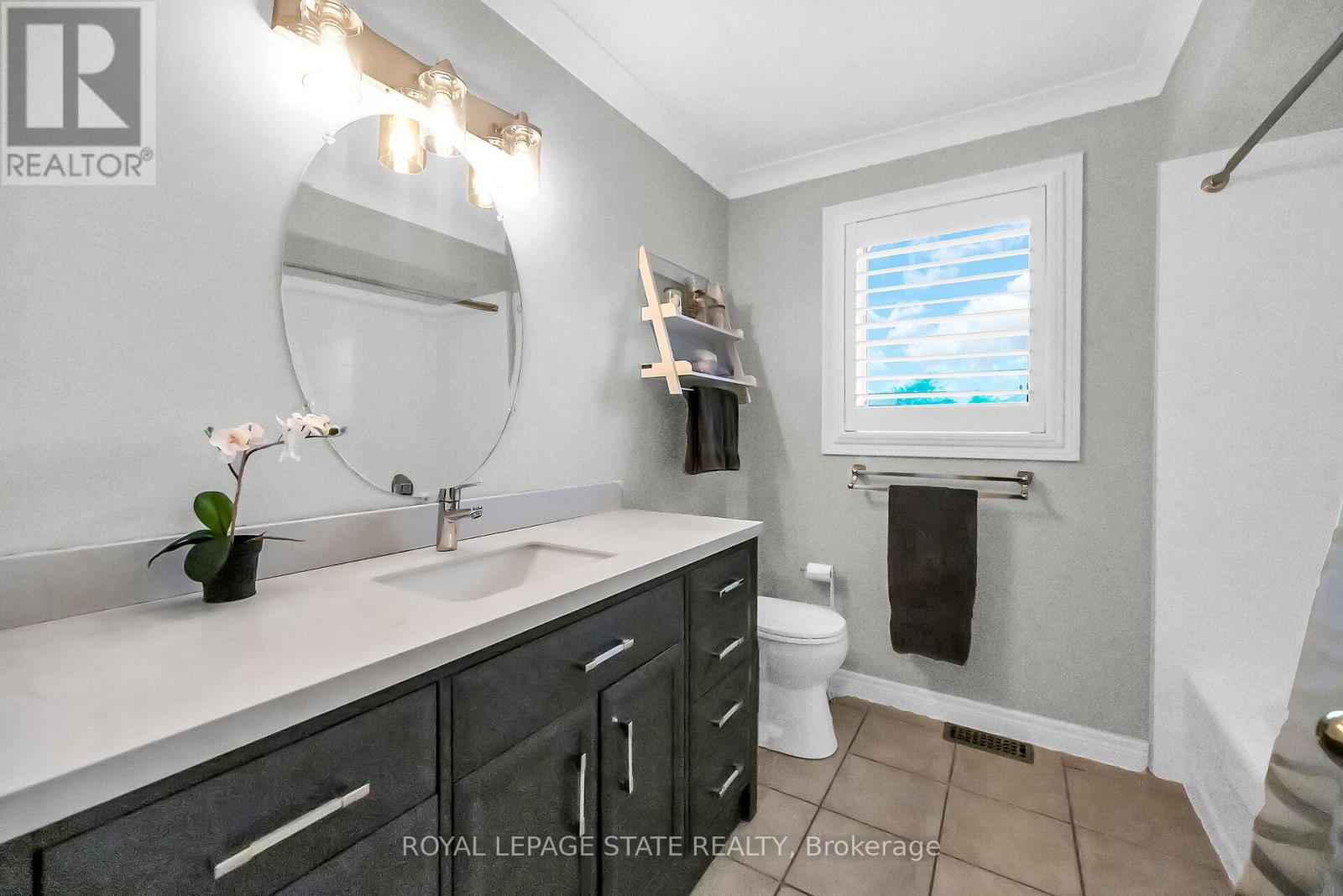 2371 Pathfinder Drive, Burlington, Ontario  L7L 6N8 - Photo 28 - W12934532