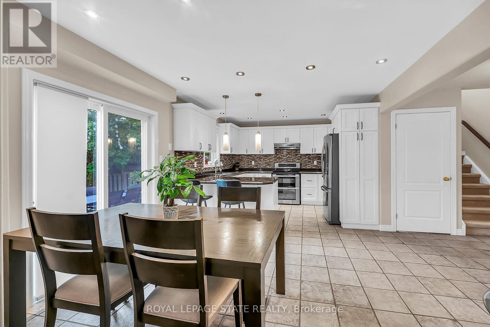 2371 Pathfinder Drive, Burlington, Ontario  L7L 6N8 - Photo 7 - W12934532