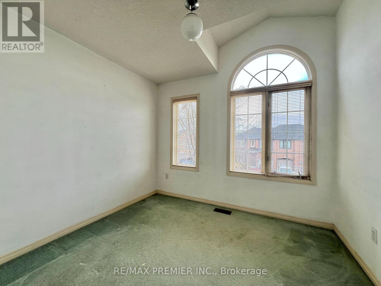 20 Manitoba Place, Brampton, Ontario  L6R 2H9 - Photo 10 - W12934652