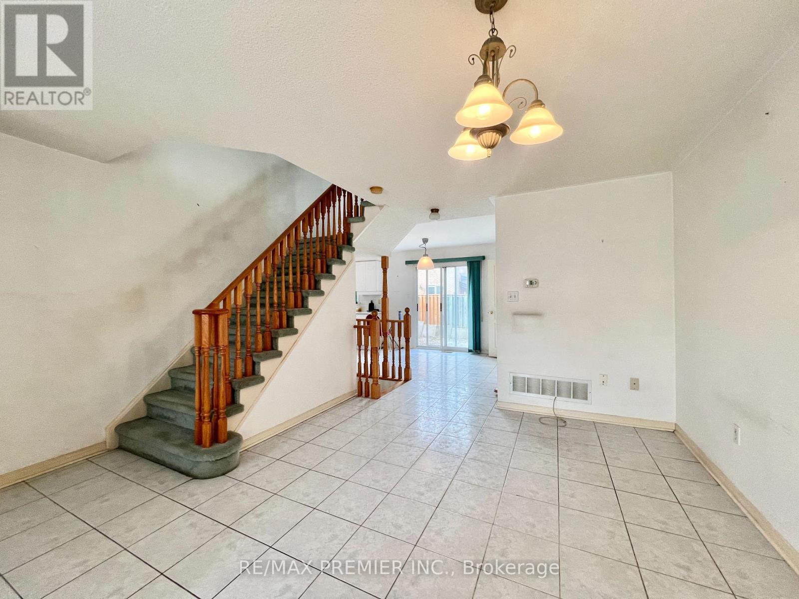 20 Manitoba Place, Brampton, Ontario  L6R 2H9 - Photo 5 - W12934652