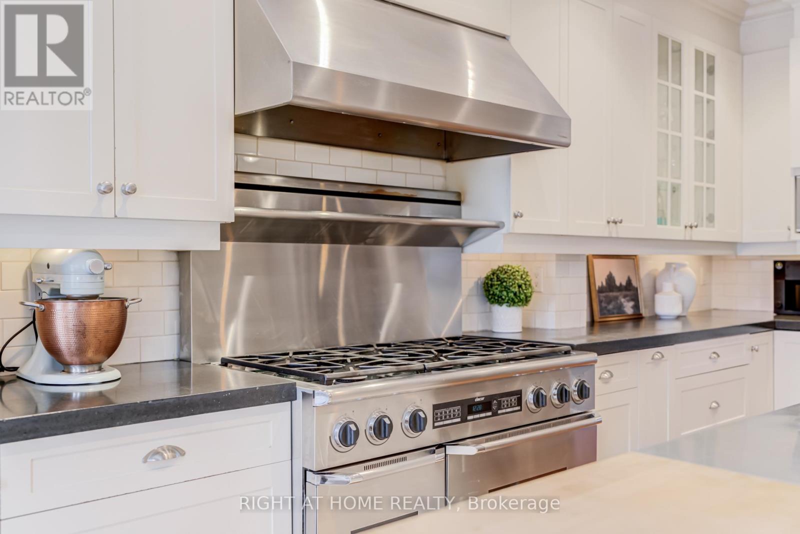 19 Rowland Street, Toronto, Ontario  M6P 1M2 - Photo 11 - W12934654