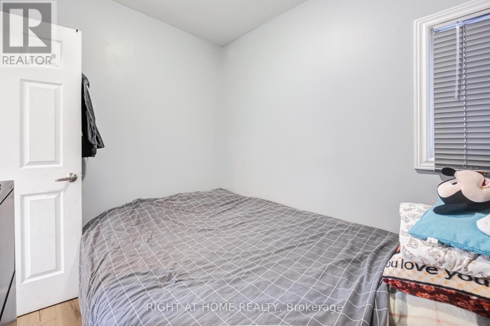 519 Rogers Road, Toronto, Ontario  M6M 1B4 - Photo 14 - W12934698