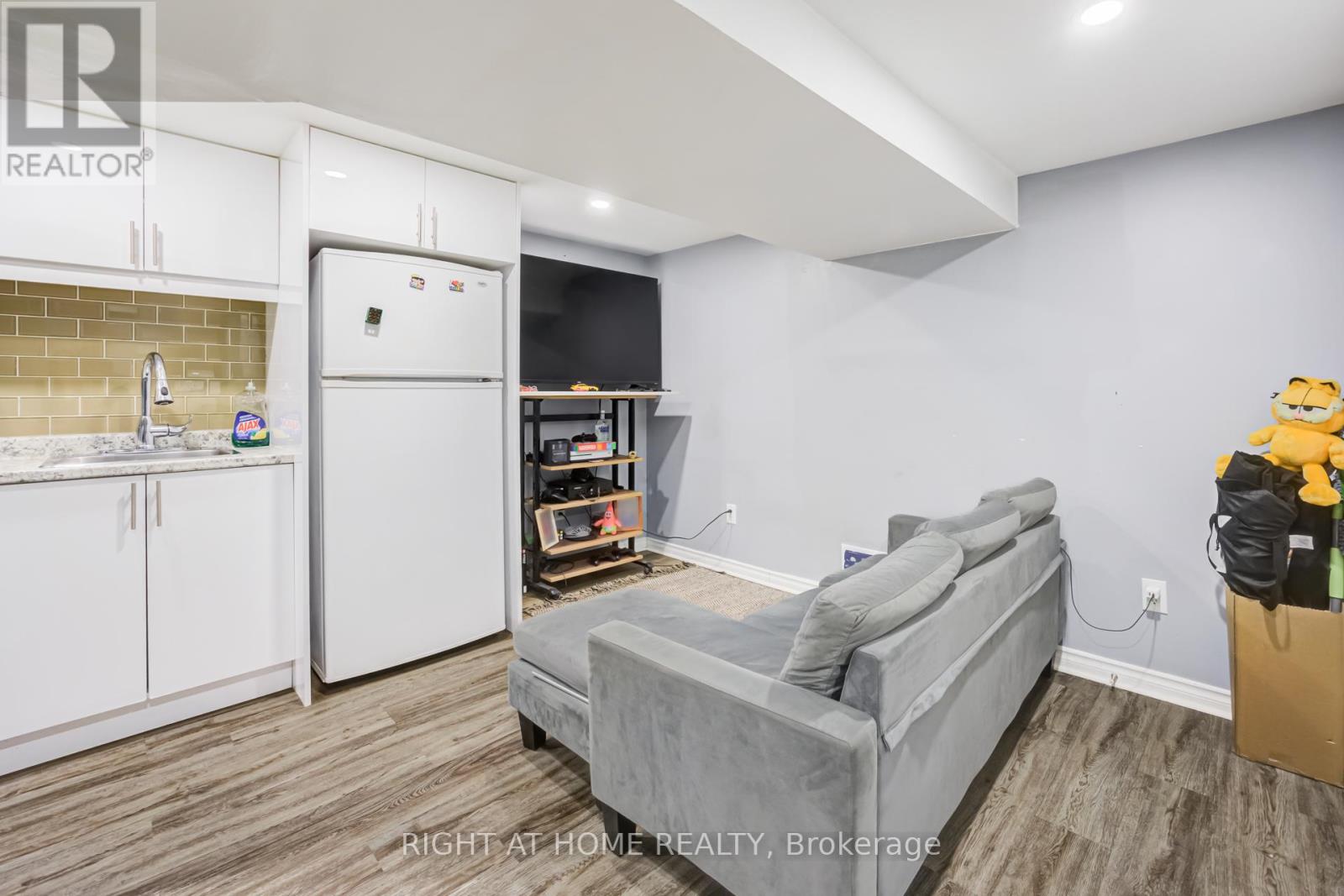 519 Rogers Road, Toronto, Ontario  M6M 1B4 - Photo 17 - W12934698