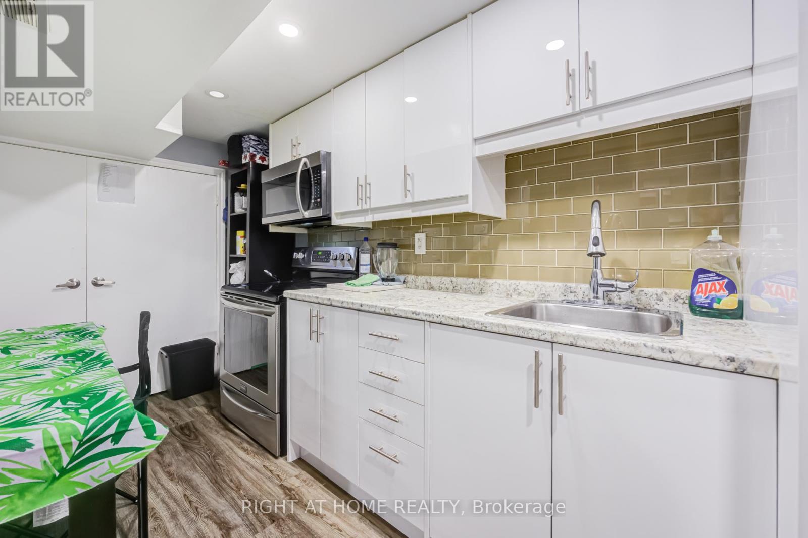 519 Rogers Road, Toronto, Ontario  M6M 1B4 - Photo 19 - W12934698