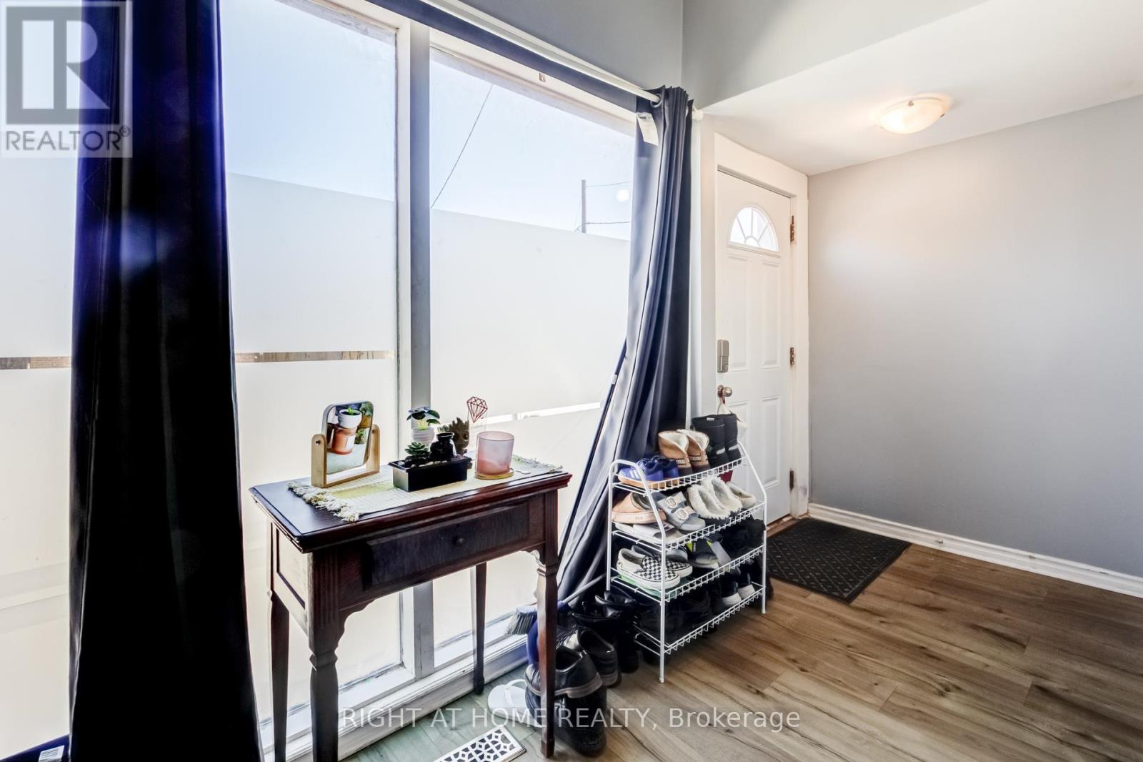 519 Rogers Road, Toronto, Ontario  M6M 1B4 - Photo 5 - W12934698