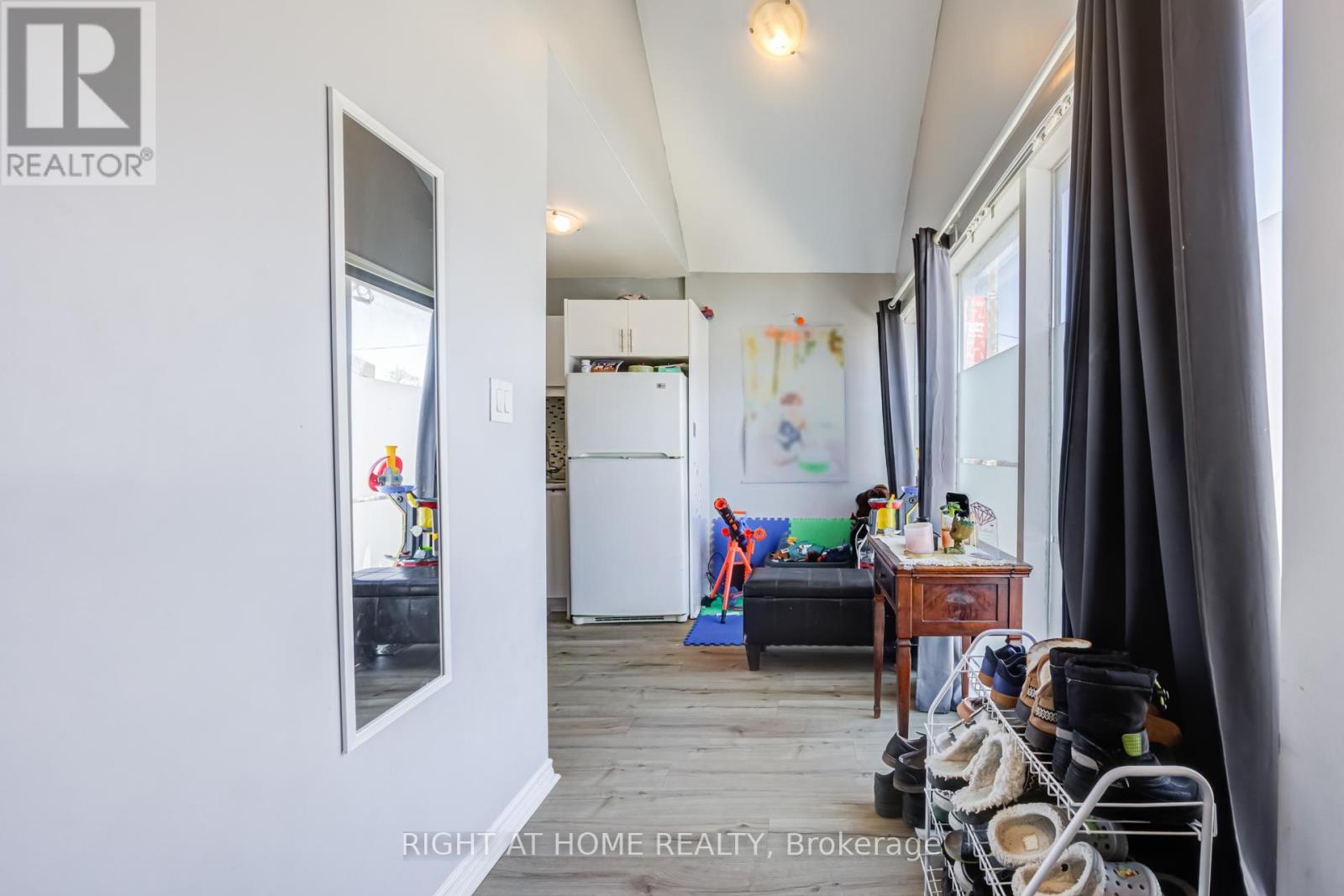 519 Rogers Road, Toronto, Ontario  M6M 1B4 - Photo 6 - W12934698