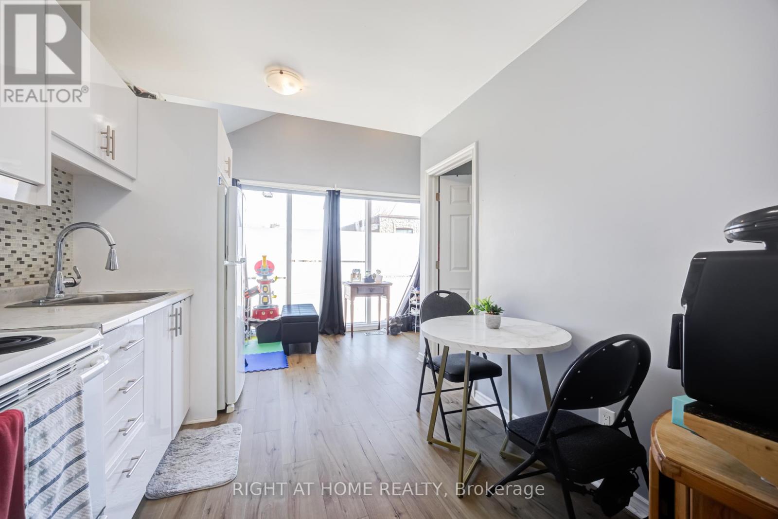 519 Rogers Road, Toronto, Ontario  M6M 1B4 - Photo 7 - W12934698