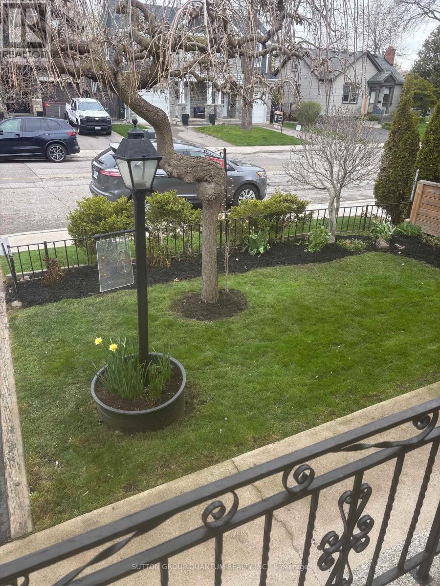 61 Forest Avenue, Mississauga, Ontario  L5G 1L3 - Photo 2 - W12887934