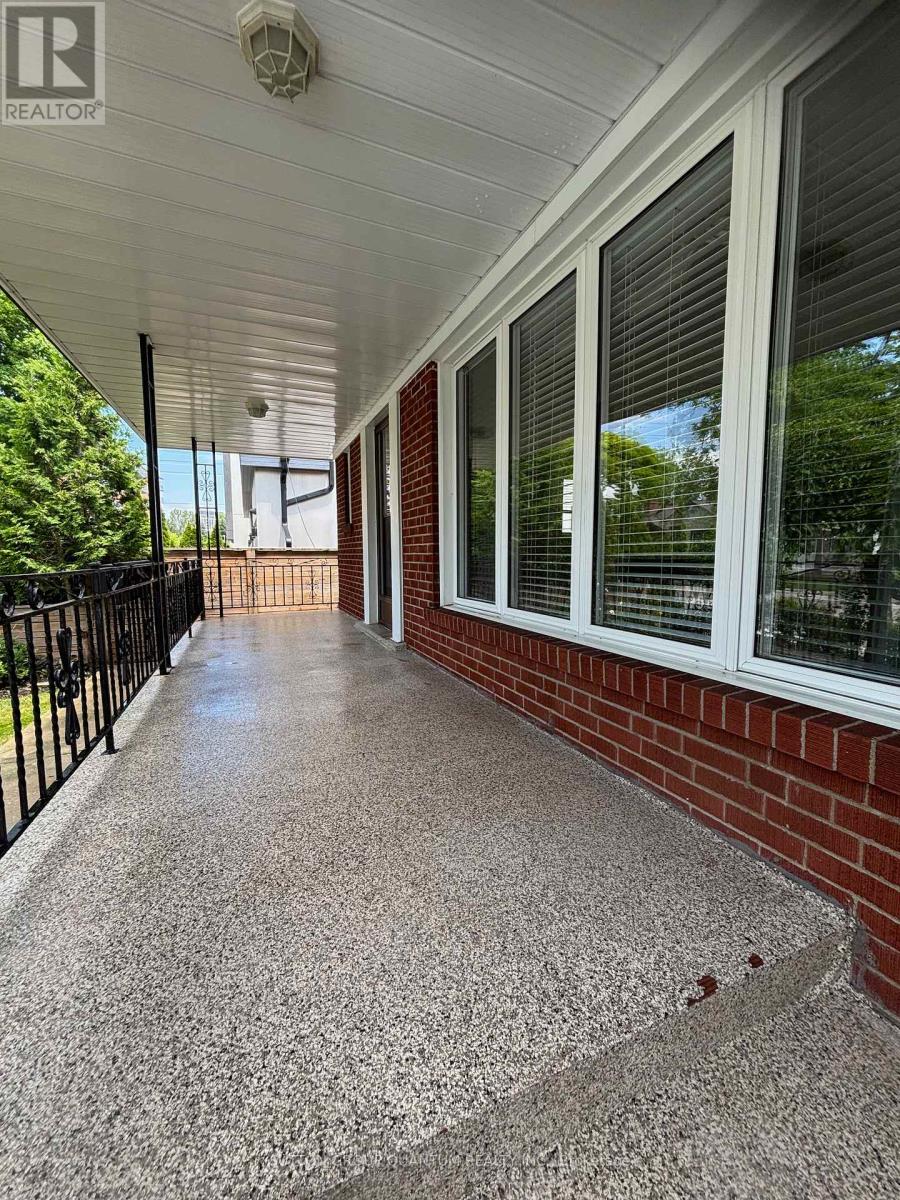 61 Forest Avenue, Mississauga, Ontario  L5G 1L3 - Photo 4 - W12887934