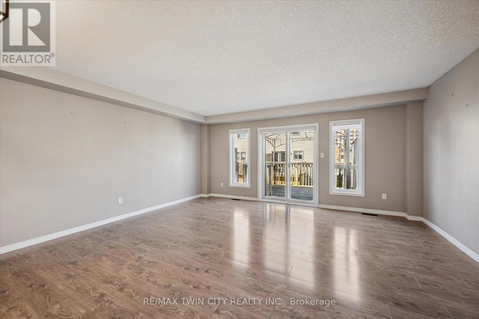 Photo 4 of 32 for 3 - 3045 Springmeadow Road