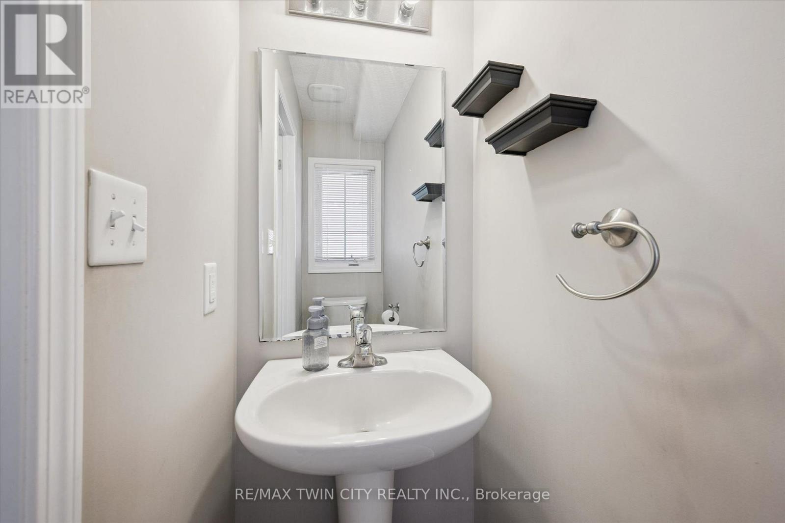 Photo 9 of 32 for 3 - 3045 Springmeadow Road