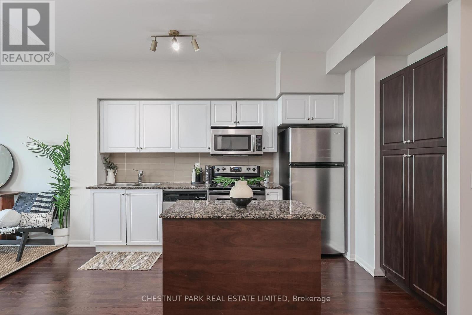 808 - 215 Fort York Boulevard, Toronto, Ontario  M5V 4A2 - Photo 6 - C12913470