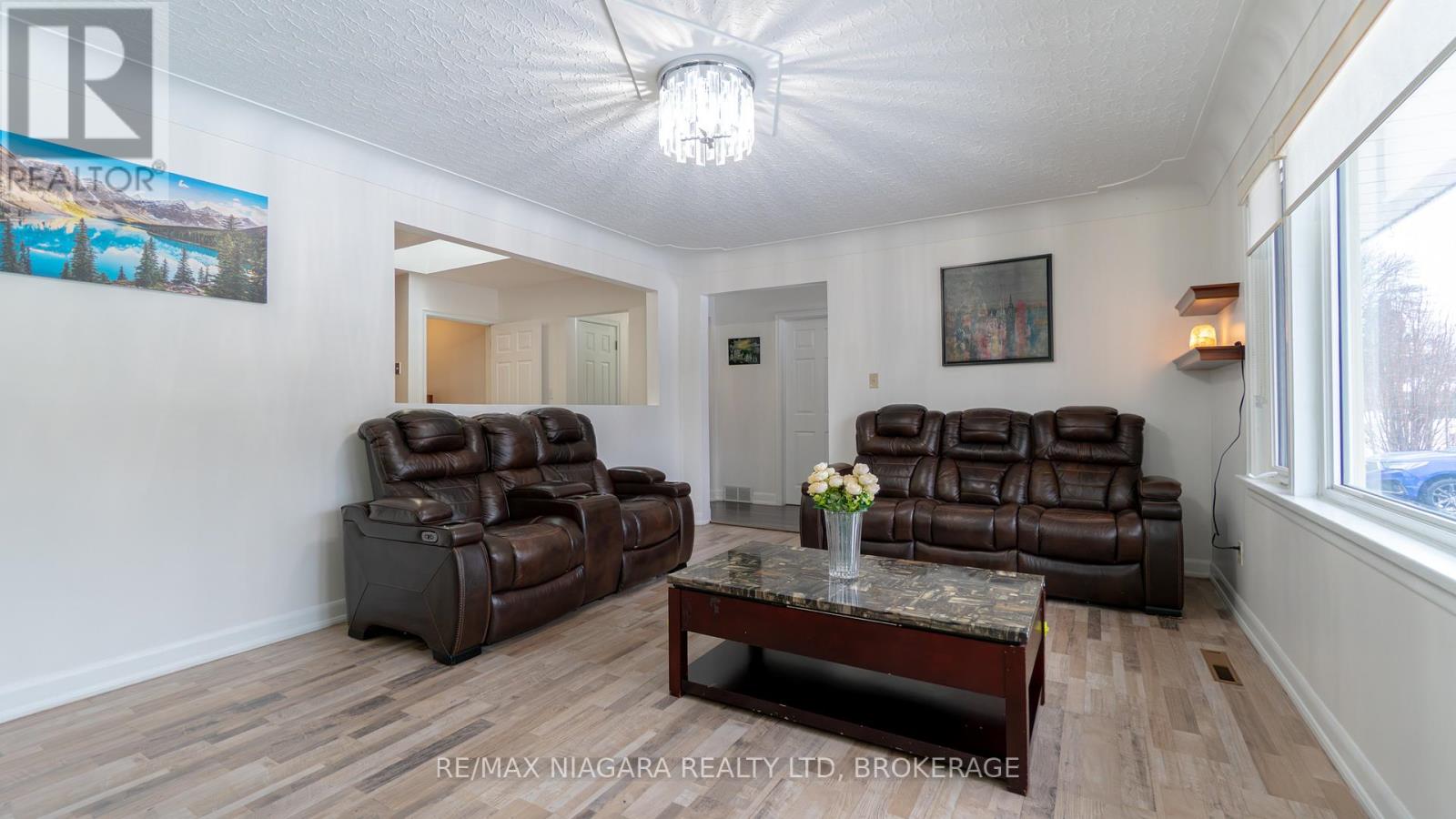 6543 St. John Street, Niagara Falls, Ontario L2J 1C8 - Photo 3 - X12805796