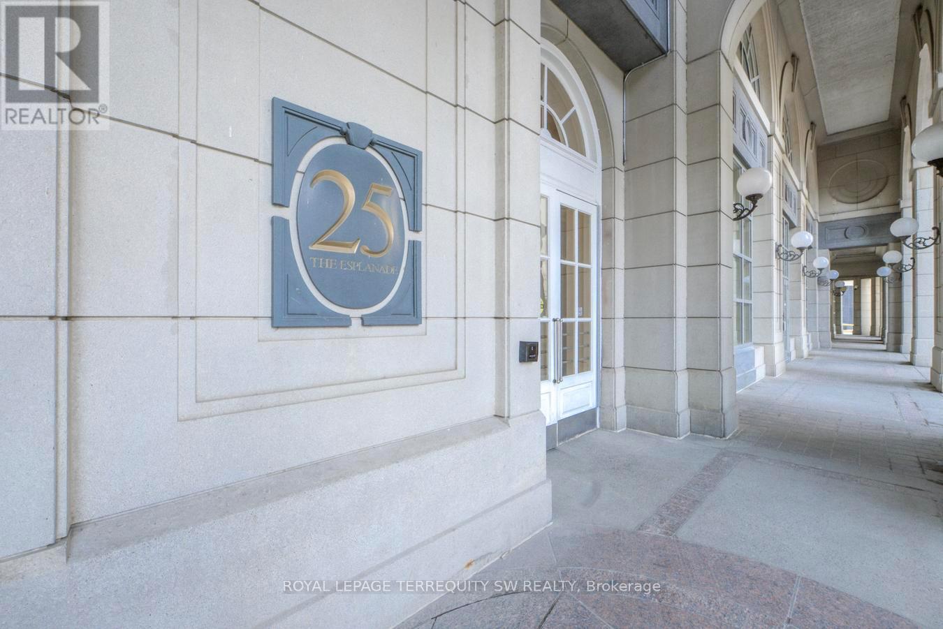 2102 - 25 The Esplanade, Toronto, Ontario  M5E 1W5 - Photo 2 - C12934930