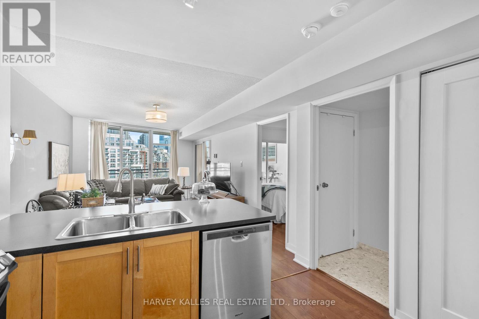 803 - 650 Queens Quay W, Toronto, Ontario  M5V 3N2 - Photo 7 - C12934936