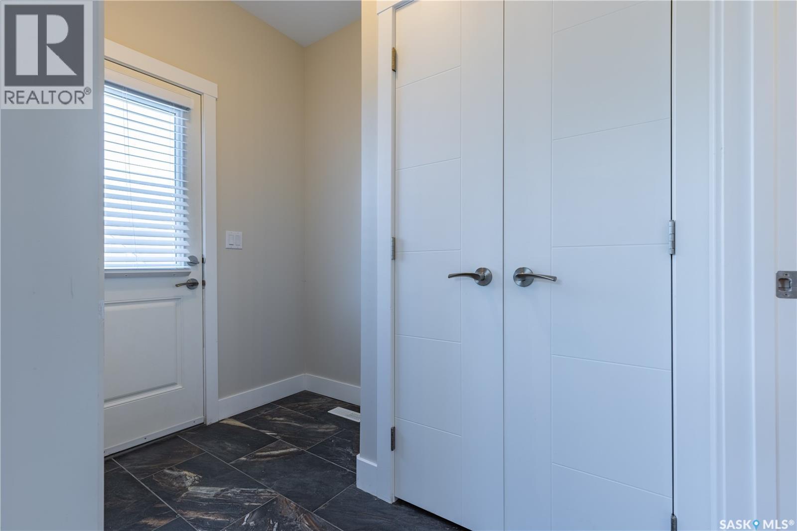 1037 7th Street E, Saskatoon, Saskatchewan  S7H 0Y7 - Photo 2 - SK031561