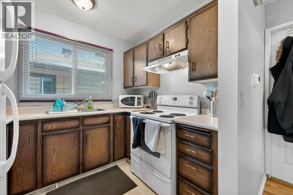 60 Bermuda Court NW, Calgary, Alberta  T3K 1H3 - Photo 6 - A2292777