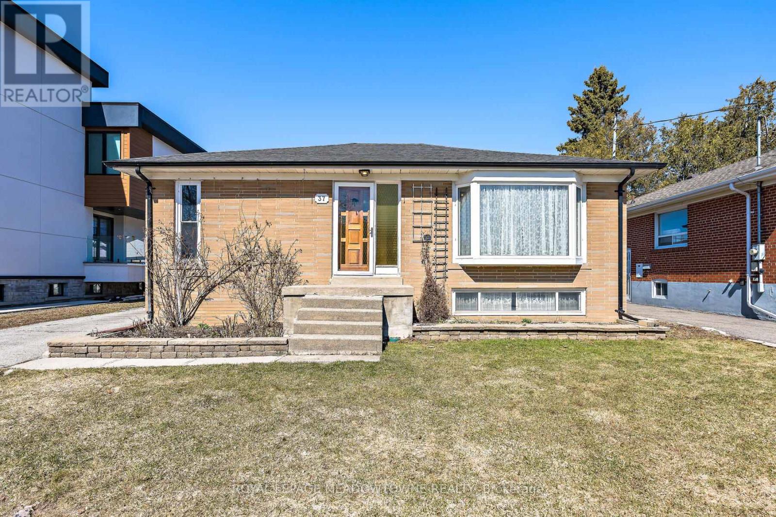 37 Prince Charles Drive, Halton Hills, Ontario  L7G 3T9 - Photo 3 - W12934766