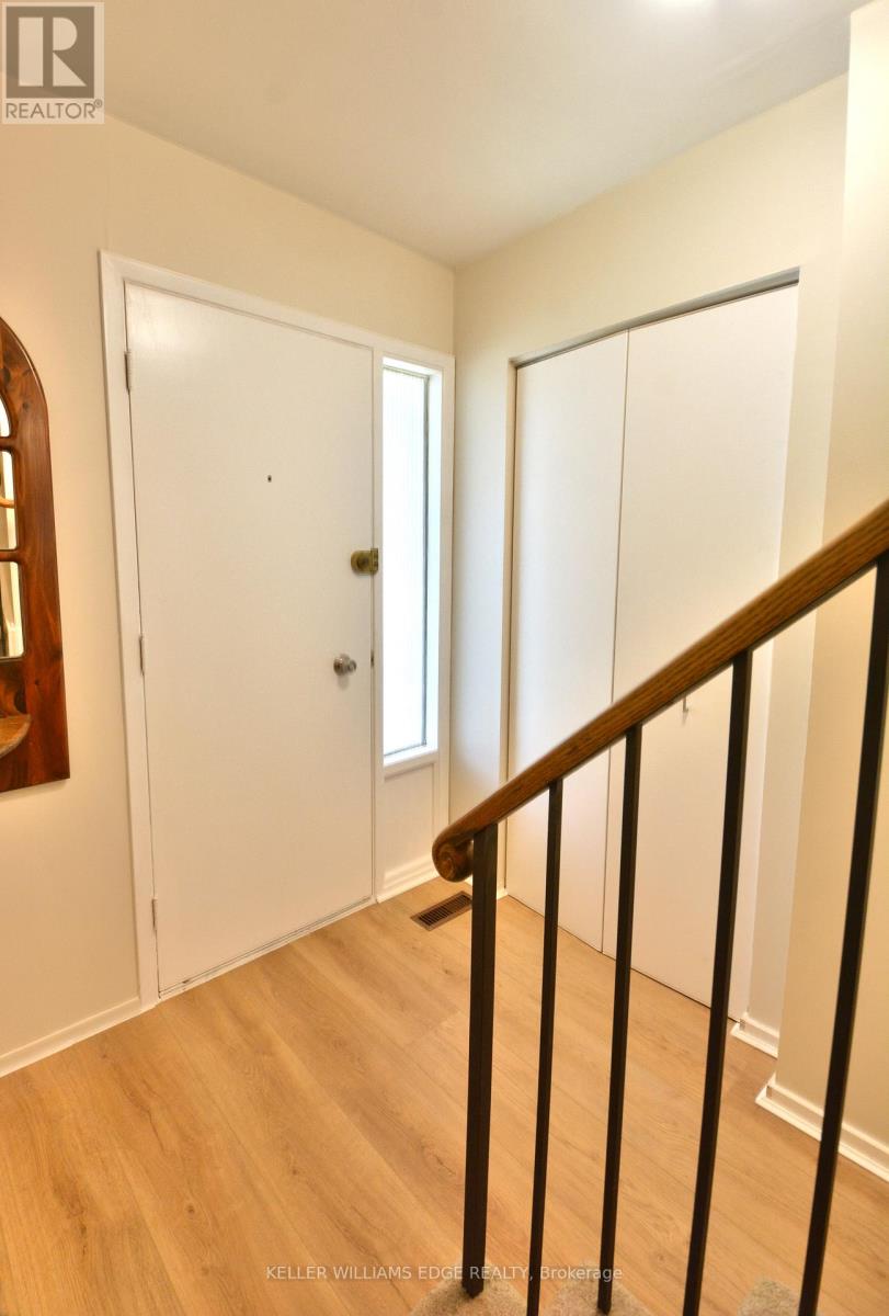 562 Forestwood Crescent, Burlington, Ontario  L7L 4K3 - Photo 3 - W12934798