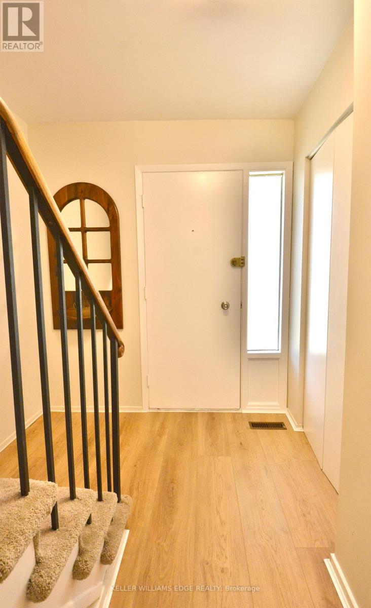 562 Forestwood Crescent, Burlington, Ontario  L7L 4K3 - Photo 4 - W12934798