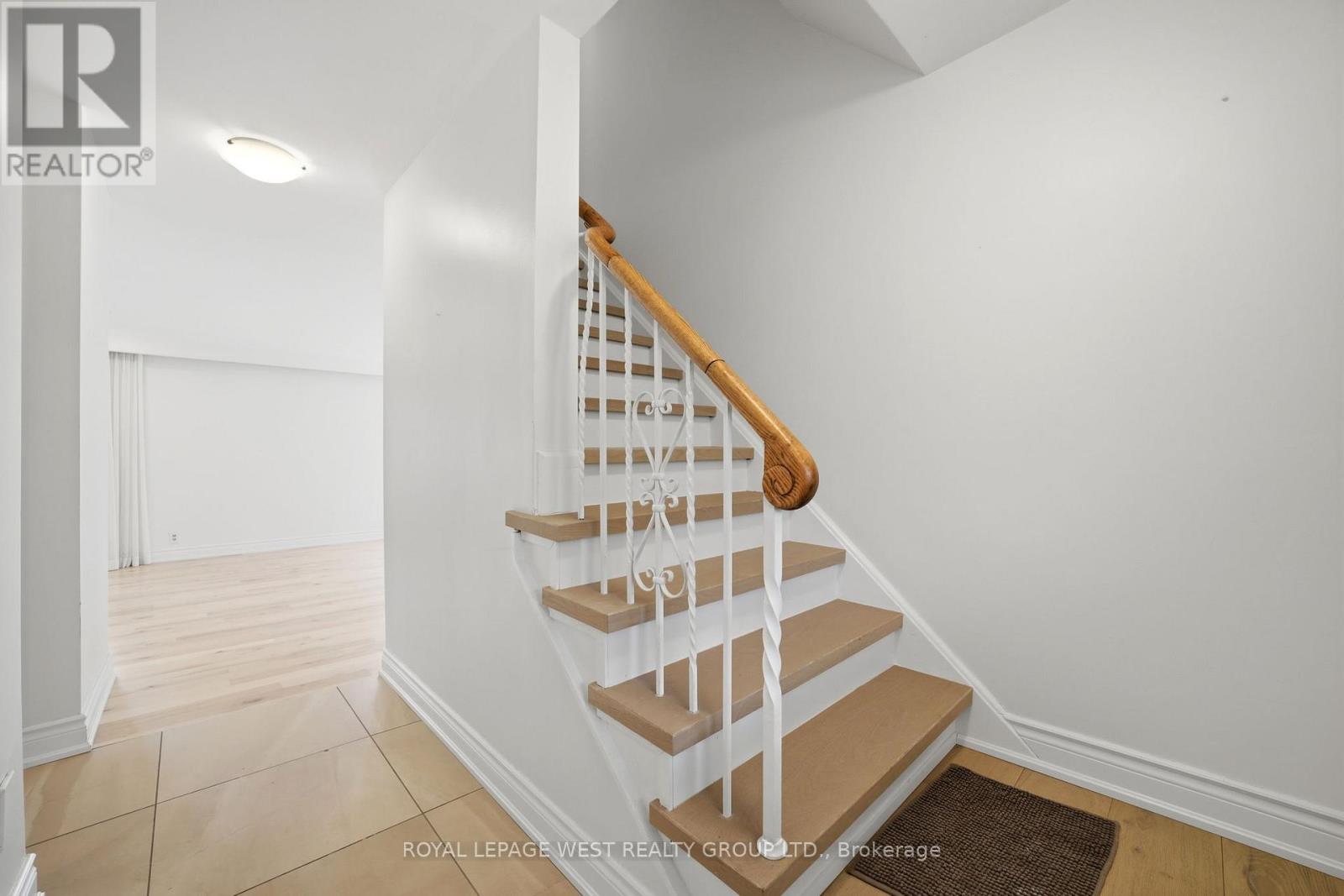 3334 Enniskillen Circle, Mississauga (Erindale), Ontario  L5C 2M8 - Photo 4 - W12934802