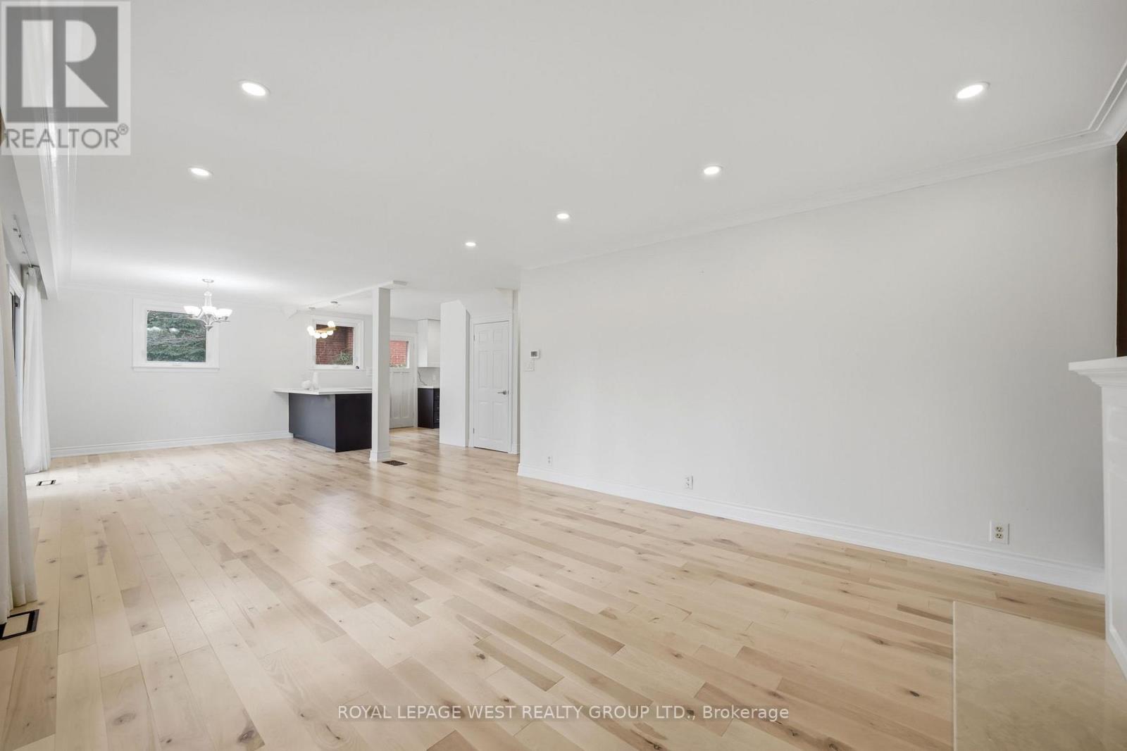 3334 Enniskillen Circle, Mississauga (Erindale), Ontario  L5C 2M8 - Photo 6 - W12934802