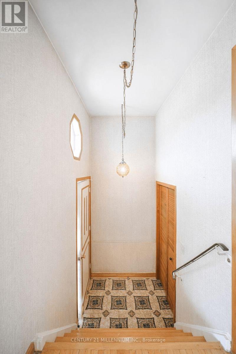 42 Dellbrook Crescent, Toronto (Humber Summit), Ontario  M9L 1E2 - Photo 10 - W12934926