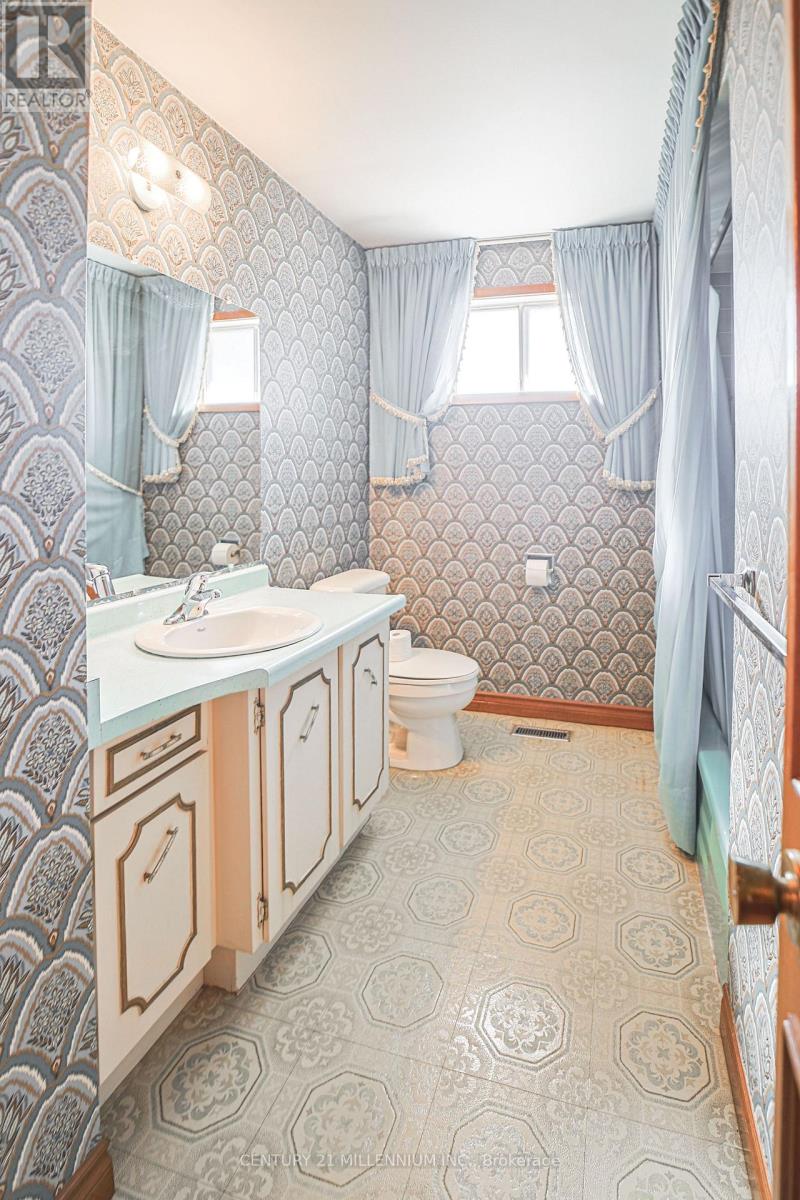 42 Dellbrook Crescent, Toronto (Humber Summit), Ontario  M9L 1E2 - Photo 15 - W12934926