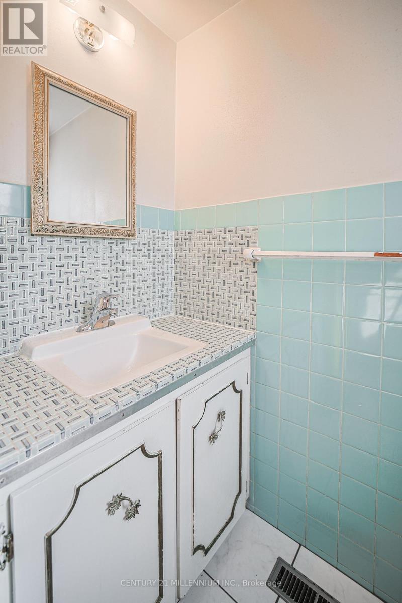 42 Dellbrook Crescent, Toronto (Humber Summit), Ontario  M9L 1E2 - Photo 24 - W12934926