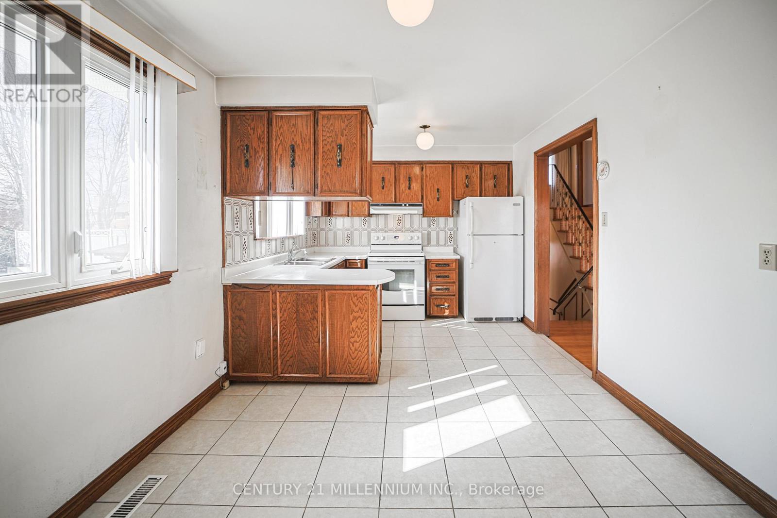 42 Dellbrook Crescent, Toronto (Humber Summit), Ontario  M9L 1E2 - Photo 5 - W12934926