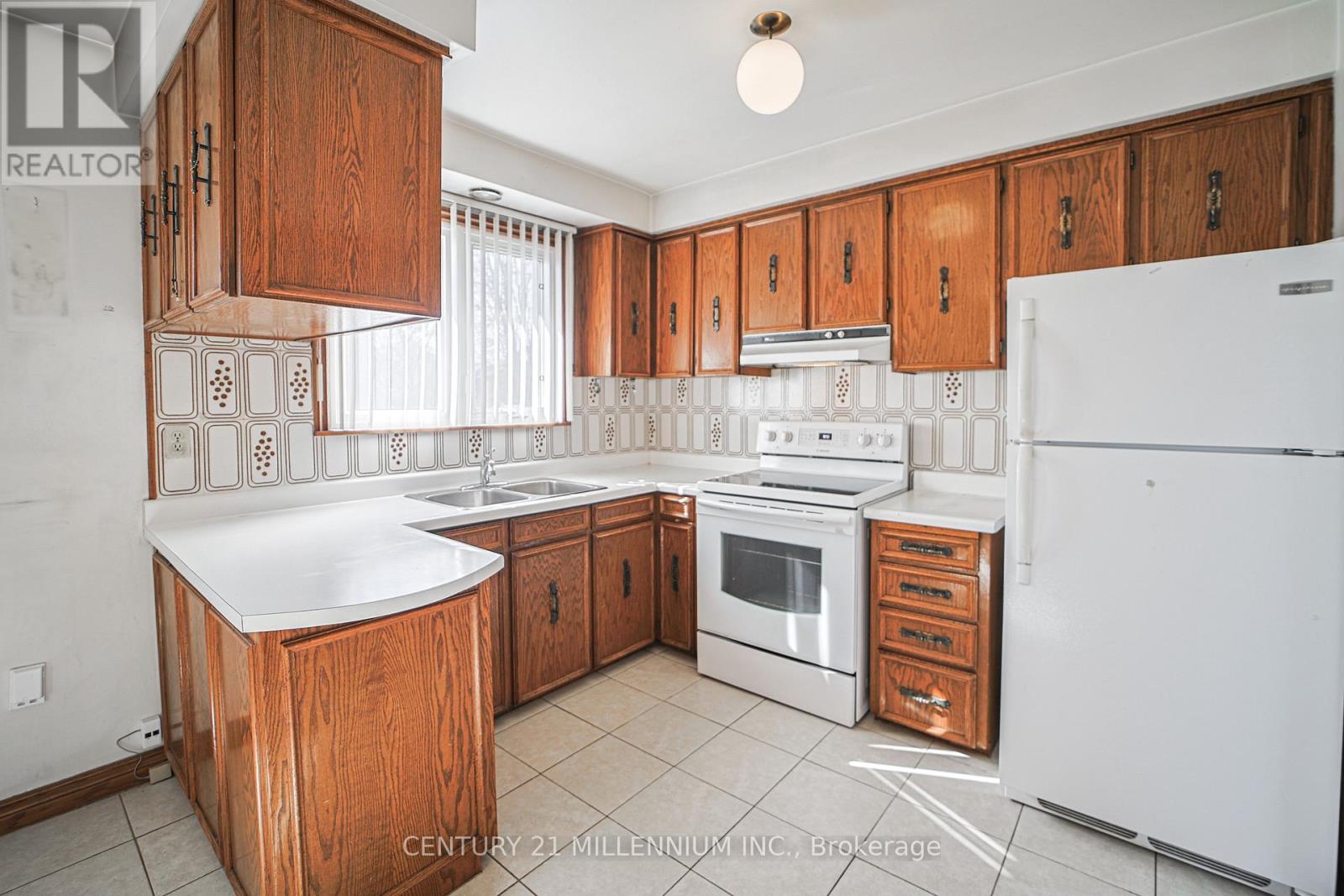 42 Dellbrook Crescent, Toronto (Humber Summit), Ontario  M9L 1E2 - Photo 6 - W12934926