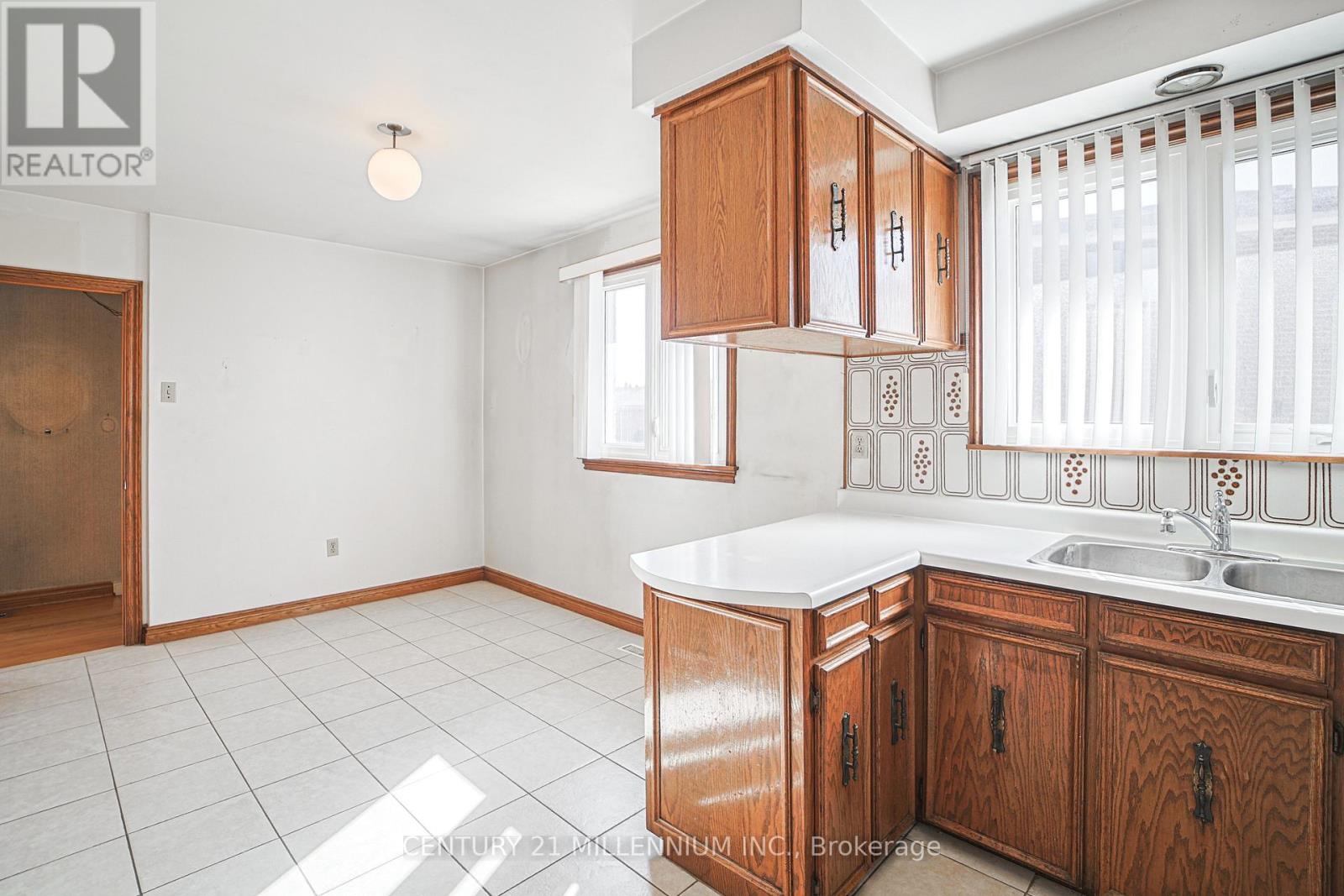 42 Dellbrook Crescent, Toronto (Humber Summit), Ontario  M9L 1E2 - Photo 7 - W12934926