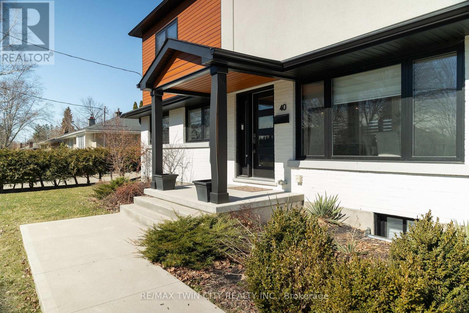 40 VARADI AVENUE, Brantford, Ontario