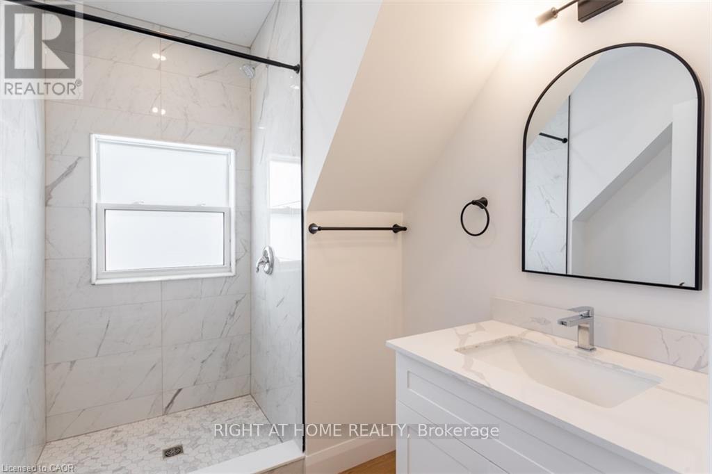 3 - 113 Catharine Street N, Hamilton (Beasley), Ontario  L8R 1J5 - Photo 11 - X12934894