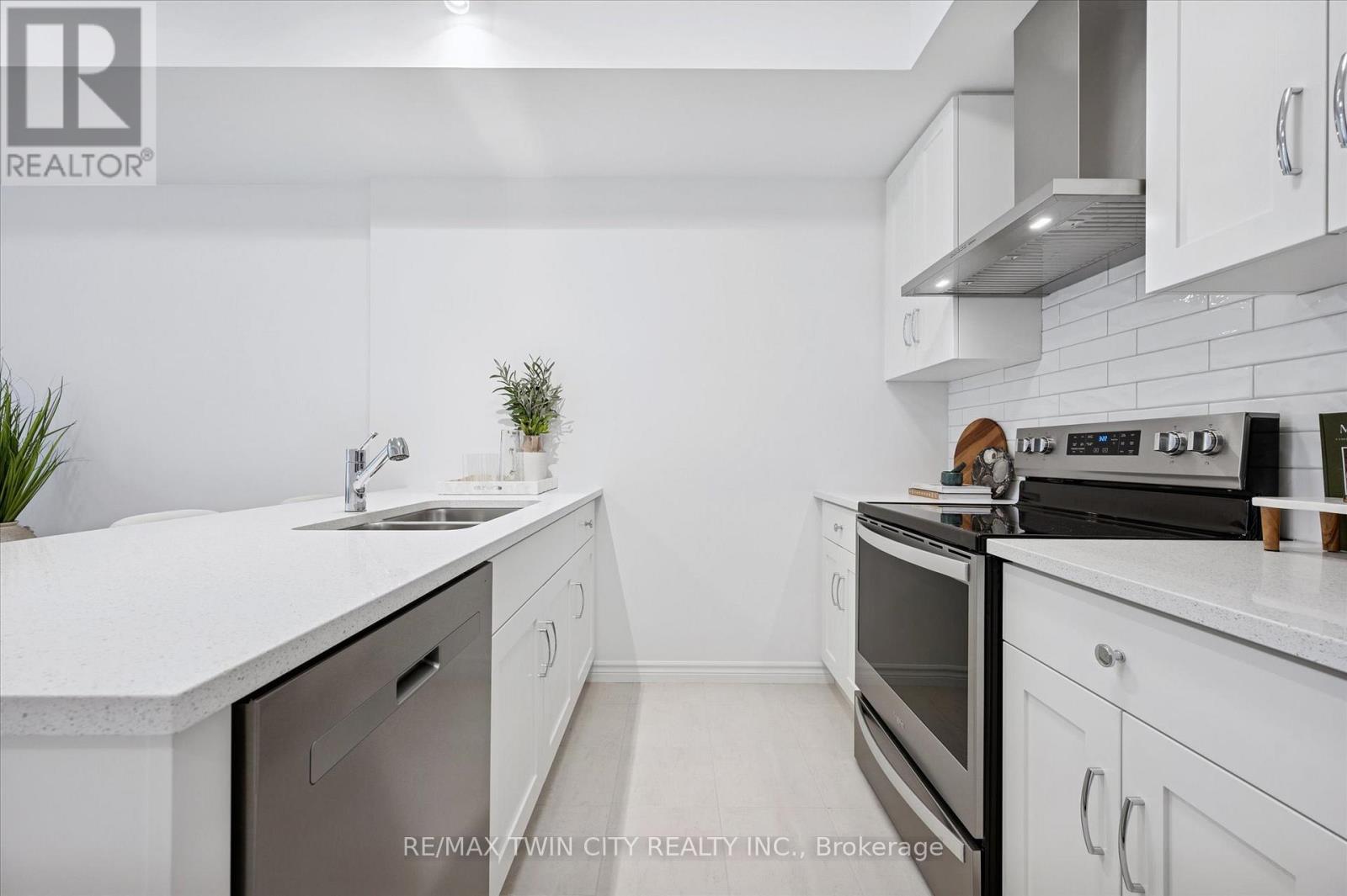 51 Lomond Lane, Kitchener, Ontario  N2R 0T6 - Photo 11 - X12934914