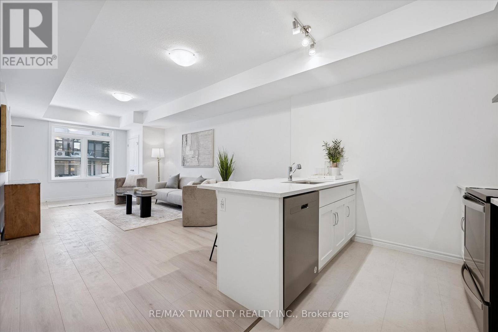 51 Lomond Lane, Kitchener, Ontario  N2R 0T6 - Photo 12 - X12934914