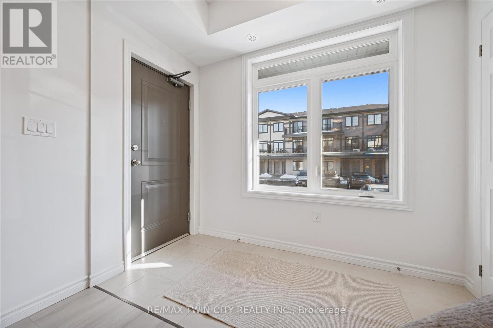 51 Lomond Lane, Kitchener, Ontario  N2R 0T6 - Photo 3 - X12934914