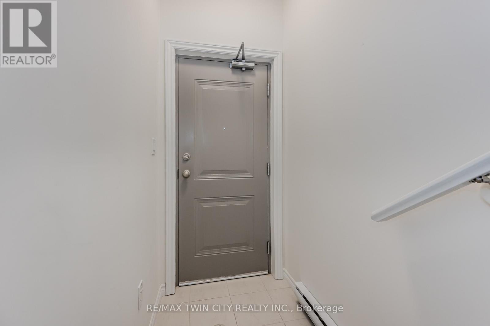 6 Lomond Lane, Kitchener, Ontario  N2R 0R4 - Photo 3 - X12934972