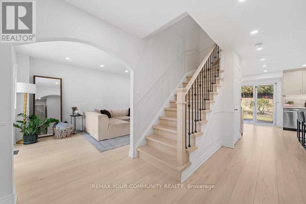 34 Park Lane Circle, Richmond Hill (South Richvale), Ontario  L4C 6S8 - Photo 2 - N12934052