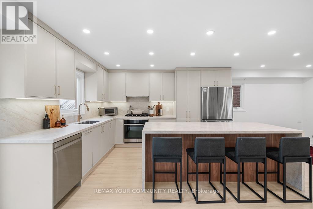 34 Park Lane Circle, Richmond Hill (South Richvale), Ontario  L4C 6S8 - Photo 6 - N12934052