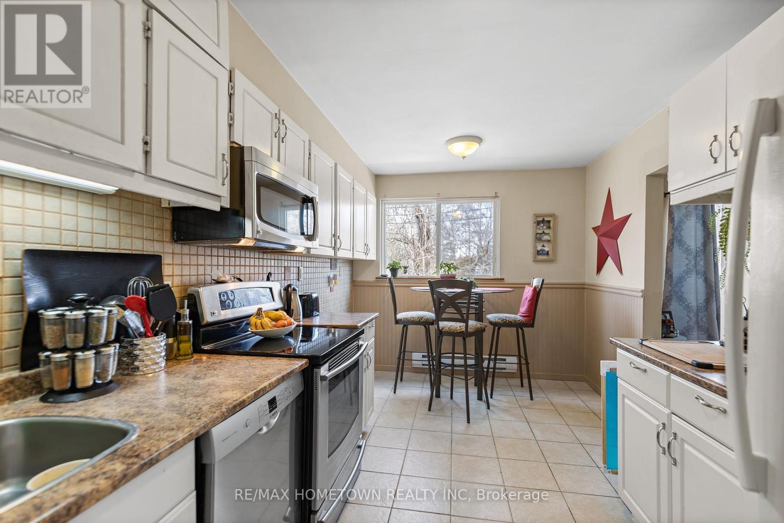 202 - 323 Main Street, Merrickville-Wolford, Ontario K0G 1N0 - Photo 12 - X12934992