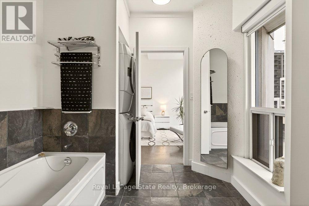 401 - 66 Bay Street S, Hamilton, Ontario  L8P 4Z6 - Photo 24 - X12856570