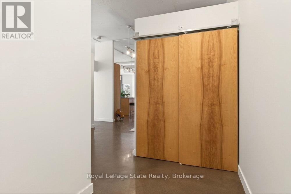 401 - 66 Bay Street S, Hamilton, Ontario  L8P 4Z6 - Photo 3 - X12856570