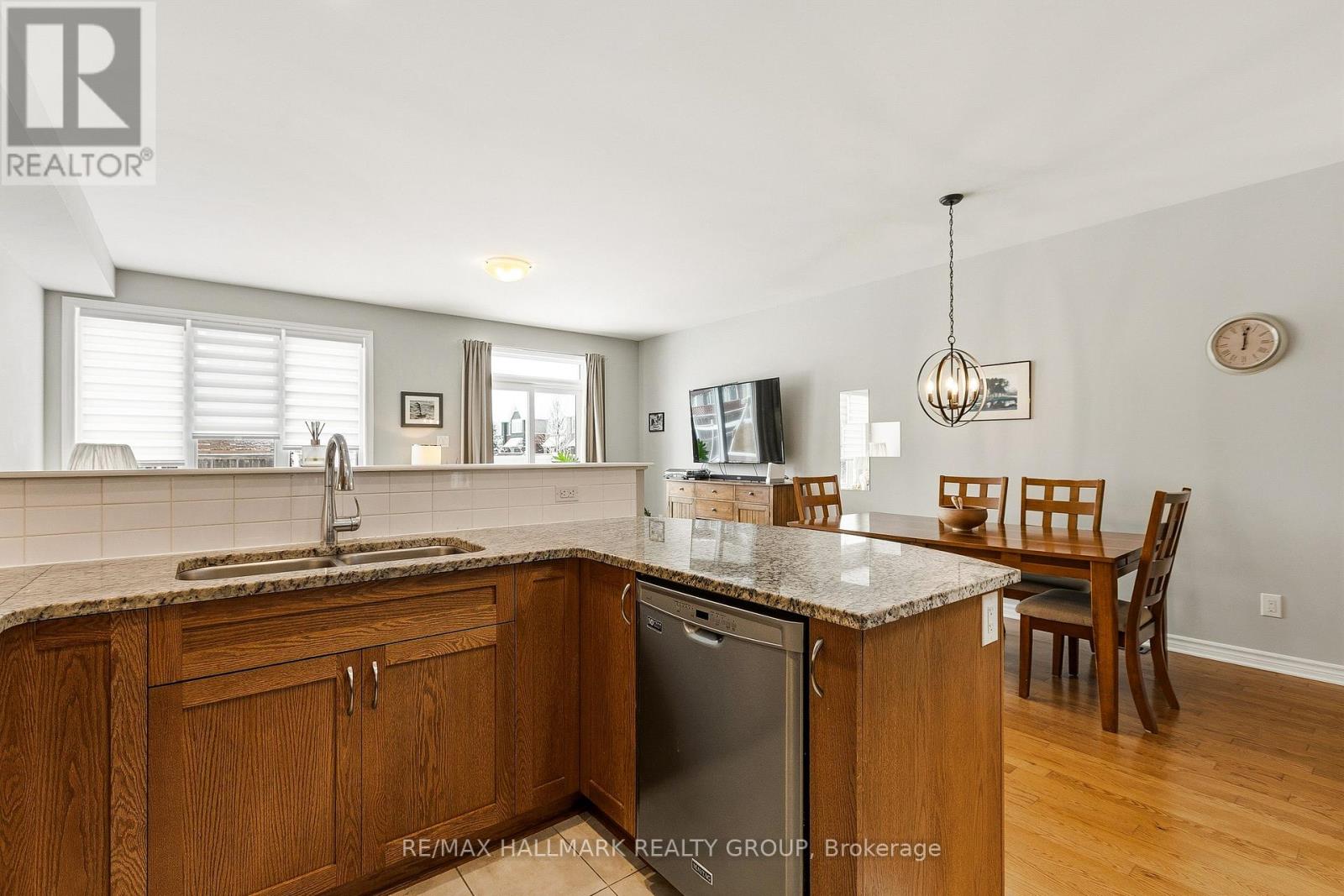 844 Cedar Creek Drive, Ottawa, Ontario K1T 0B3 - Photo 13 - X12935178