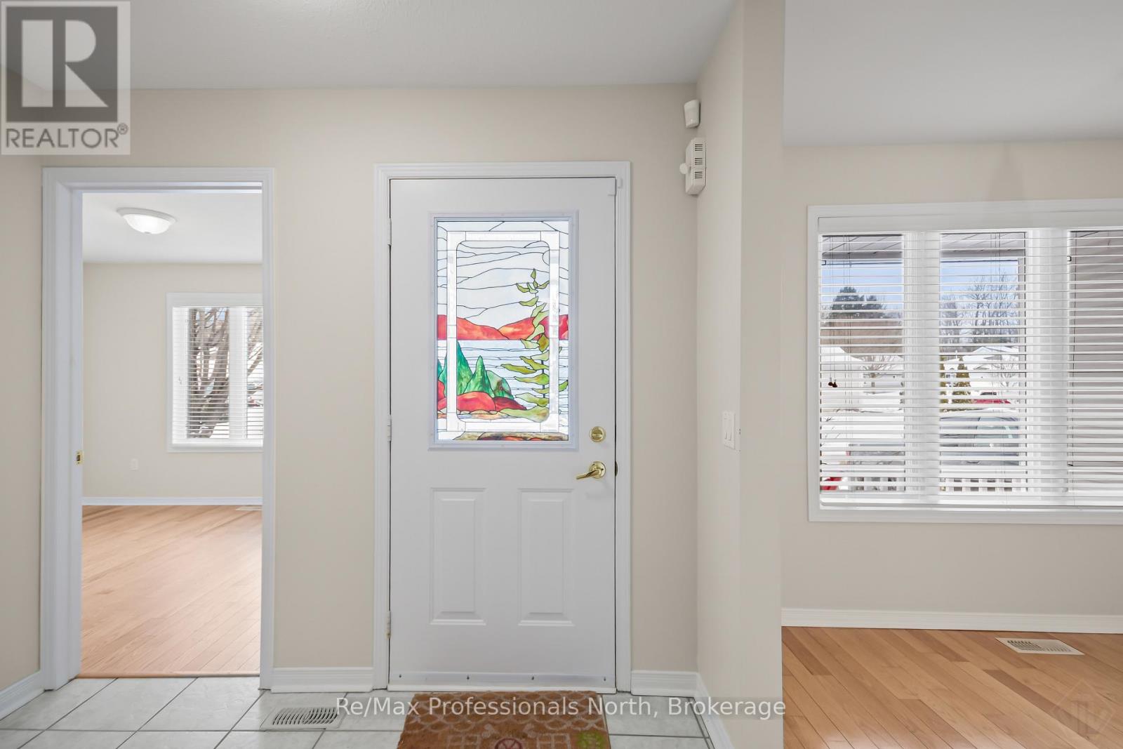 111 Pineridge Gate, Gravenhurst, Ontario  P1P 1Z2 - Photo 4 - X12906076