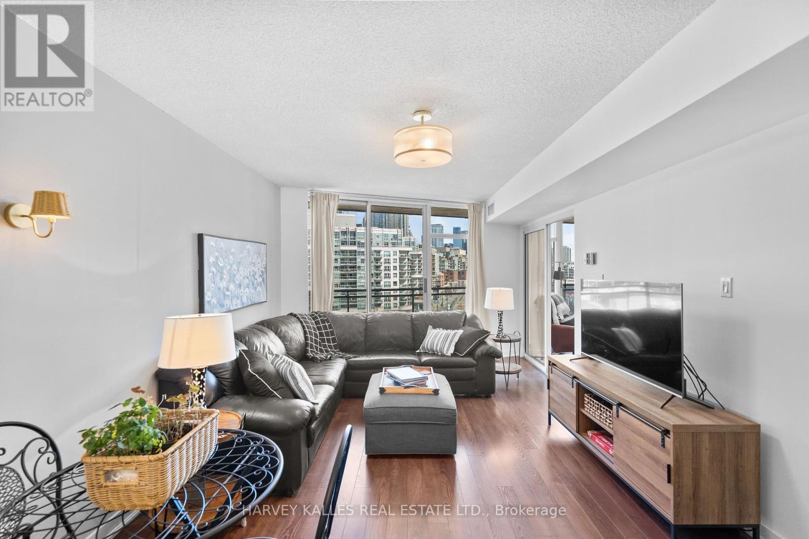 803 - 650 Queens Quay W, Toronto (Waterfront Communities), Ontario  M5V 3N2 - Photo 2 - C12934936
