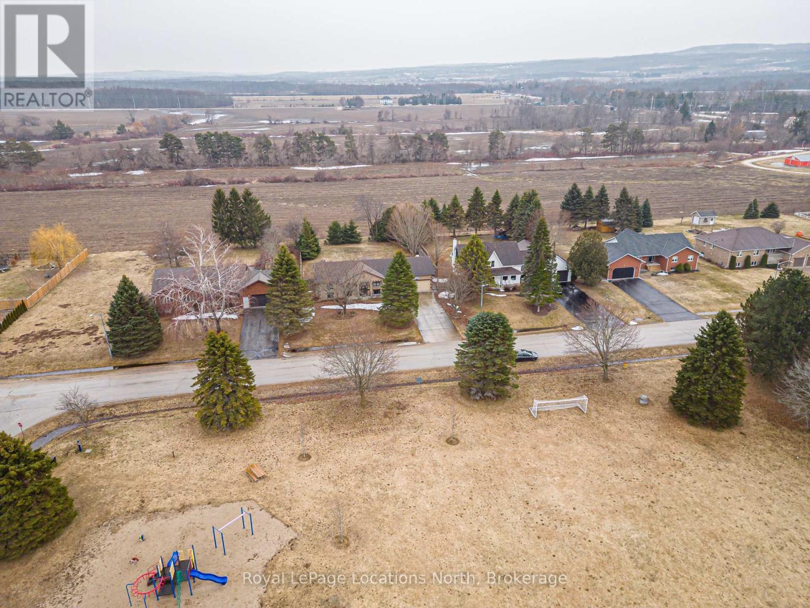 15 Blackburn Avenue, Clearview, Ontario L0M 1P0 - Photo 47 - S12930724